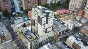 una vista aérea de un edificio alto en una ciudad en Torre Acqua Lofts - Downtown Bogota, en Bogotá