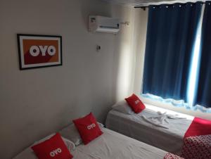 São João GrandeにあるPousada Flóridaのベッドが2つと窓のある部屋