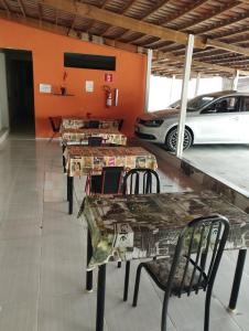 São João GrandeにあるPousada Flóridaの車内駐車場のテーブル