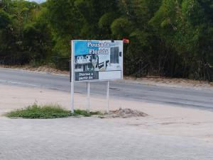 São João GrandeにあるPousada Flóridaの道路脇の標識 +1枚の写真