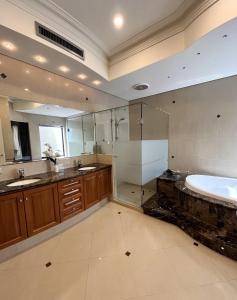 y baño con ducha, lavabo y bañera. en 59 Lakeside Luxury Views 2br 2baparking en Perth