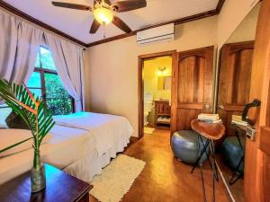 Un pat sau paturi într-o cameră la Vive Utila - Bed & Breakfast