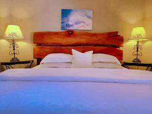Un pat sau paturi într-o cameră la Vive Utila - Bed & Breakfast