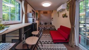 Ein Sitzbereich in der Unterkunft 森と湖の楽園ＷorkshopＣampＲesort