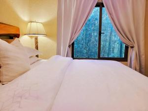Un pat sau paturi într-o cameră la Vive Utila - Bed & Breakfast