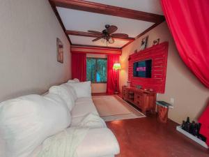 Un pat sau paturi într-o cameră la Vive Utila - Bed & Breakfast