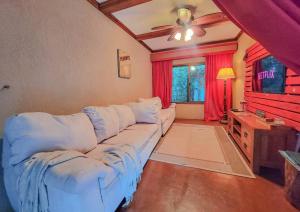 O zonă de relaxare la Vive Utila - Bed & Breakfast