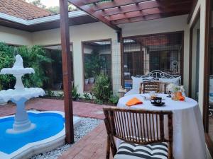 Piscina de la sau aproape de Vive Utila - Bed & Breakfast