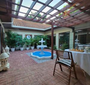 Piscina de la sau aproape de Vive Utila - Bed & Breakfast