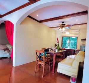 O zonă de relaxare la Vive Utila - Bed & Breakfast