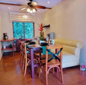O zonă de relaxare la Vive Utila - Bed & Breakfast