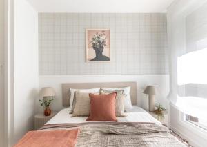 een slaapkamer met een bed met een vaas met bloemen bij AkomodaT en nuevo y precioso en Algorta con parking in Getxo