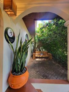 O grădină în afara Vive Utila - Bed & Breakfast