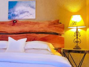 Un pat sau paturi într-o cameră la Vive Utila - Bed & Breakfast