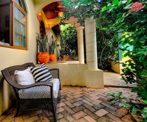 O zonă de relaxare la Vive Utila - Bed & Breakfast