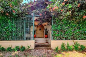 O grădină în afara Vive Utila - Bed & Breakfast