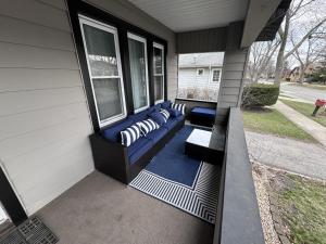 un porche con bancos azules en una casa en Spacious Retreat Near Convention Centers home, en Des Plaines