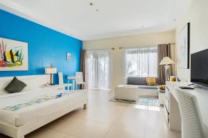 ボラカイにあるル ソレイユ ドゥ ボラカイ ホテルの青い壁のベッドルーム1室(ベッド1台付)