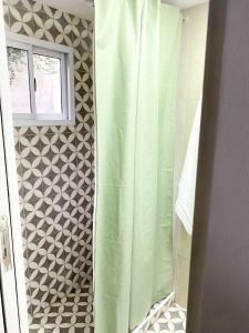 y baño con ducha con cortina verde. en ! STAR ! in 