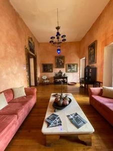 een woonkamer met een bank en een tafel bij NASS Casa del Aguila in Cuenca