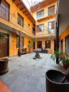 einen Innenhof mit einem Brunnen in der Mitte eines Gebäudes in der Unterkunft NASS Casa del Aguila in Cuenca