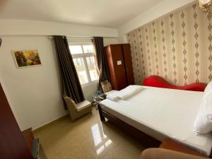 Postel nebo postele na pokoji v ubytování Nhat Hoang Hotel