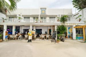 um restaurante na praia com uma pessoa em frente em Le Soleil de Boracay Hotel em Boracay