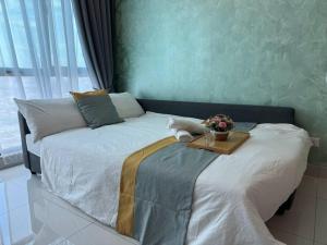 een slaapkamer met een bed en een dienblad bij Greenfield Residence Sunway Subang 10 Pax 3R2B with Internet in Petaling Jaya