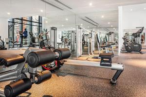 Fitness centrum a/nebo fitness zařízení v ubytování A Cozy & Comfy 2BR Apt Up in the Clouds Near CBD