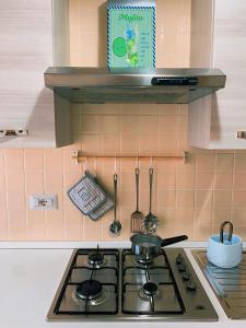 una estufa de cocina con una olla encima en Casetta Sofia, en Pozzuoli