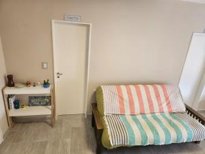 Dormitorio pequeño con cama y mesa en Feels like home - La Boca en Buenos Aires