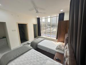 1 dormitorio con 2 camas y ventana en 1BH with Pantry, en Hyderabad