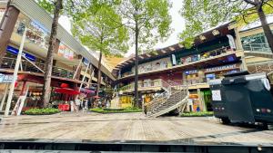 ein Einkaufszentrum mit einer Treppe in der Mitte eines Gebäudes in der Unterkunft FRIENDS@SaiLom in Bangkok