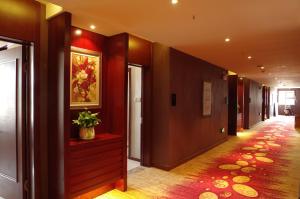 a hallway with wooden walls and a painting on the wall at Wo Er Si Hotel in Fusong