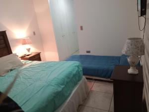 Tempat tidur dalam kamar di Pura vida, estilo Guest House NO departamento completo se arrienda por habitaciones