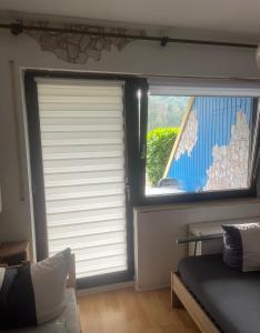 Un dormitorio con una ventana con persianas. en Mira, en Gernsbach