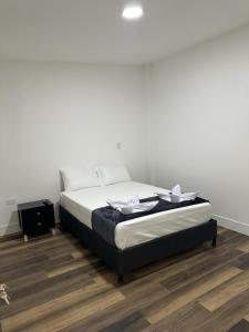 um quarto com uma cama com lençóis brancos em Travesía Quindiana em Filandia