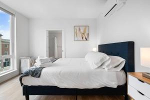 Postel nebo postele na pokoji v ubytování Charming 2bd2ba Apt Near Dt-petfriendlywifi