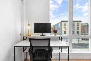 TV a/nebo společenská místnost v ubytování Charming 2bd2ba Apt Near Dt-petfriendlywifi