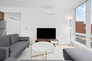 TV a/nebo společenská místnost v ubytování Charming 2bd2ba Apt Near Dt-petfriendlywifi