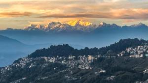 uitzicht op een stad met bergen op de achtergrond bij Mount Olive in Darjeeling