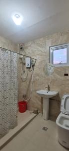 y baño con lavabo, ducha y aseo. en Cool Breeze Lodge and Cafe, en Banaue