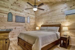 ein Schlafzimmer mit einem Bett und einem Deckenventilator in der Unterkunft Kitt's Cottage, Pickleball Court, Creek, WIFI, Mountain Views, Starting at 79" in Cosby
