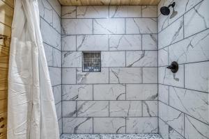eine Dusche mit weißen Marmorwänden und einem Fenster in der Unterkunft Kitt's Cottage, Pickleball Court, Creek, WIFI, Mountain Views, Starting at 79" in Cosby + 36 Fotos