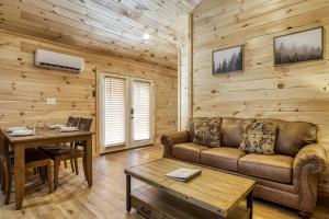 een woonkamer met een bank en een tafel bij Misty Cove Cabin in Cosby