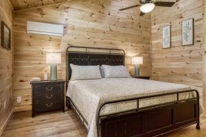 - une chambre avec un lit et un mur en bois dans l'établissement Little Gem Cabin-You Get 951 FREE Attraction Tickets per Paid Day, Dollywood and more, à Cosby