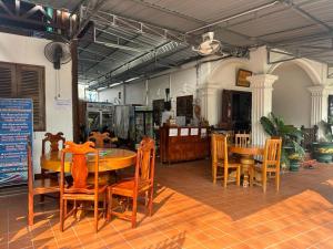 - une salle à manger avec une table et des chaises dans l'établissement Rattana Guesthouse, à Luang Prabang