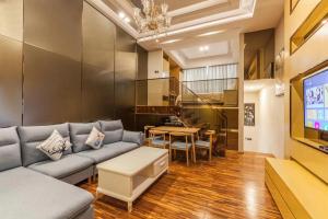 sala de estar con sofá y mesa en Yidu-Doya Apartment, en Guangzhou