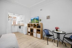 a bedroom with a table and chairs and a kitchen at Urban retreat in Potts Point in Sydney
