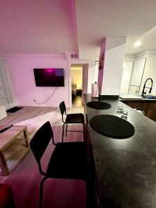 - un salon avec des chaises, une table et une télévision dans l'établissement Fully furnished unit in Northyork!, à Toronto